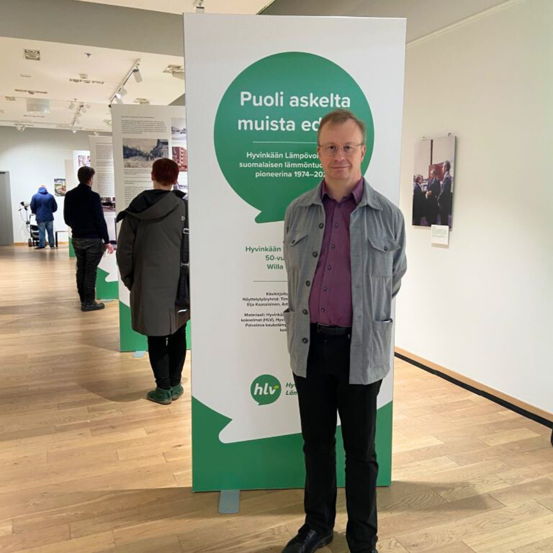 ”Puoli askelta muita edellä” -historiikin kirjoittaja ja näyttelyn kuratoija Timo Salminen Willan galleriassa