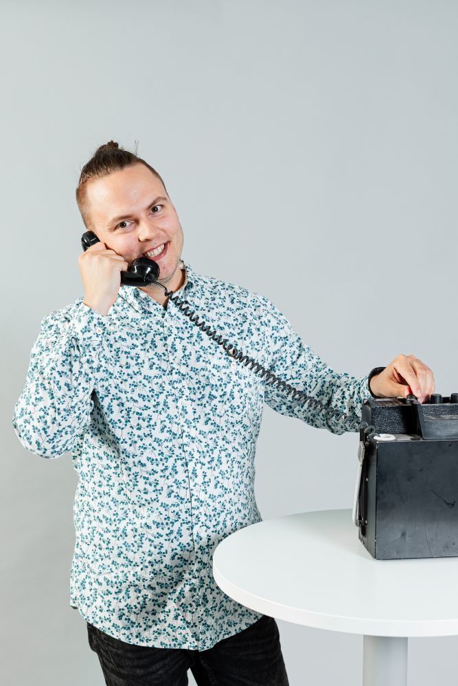 Asiakaspalvelumme auttaa puhelimitse ja sähköpostitse laskutukseen, asiakastietoihin ja sopimuksiin liittyvissä asioissa