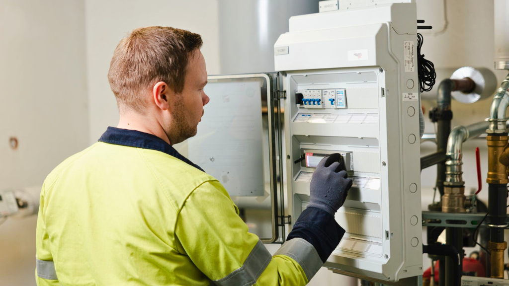 FiksuPlus älykäs kaukolämpö on lämmitysratkaisu, jossa lämmönjakokeskus toimitetaan asiakkaalle palveluna.