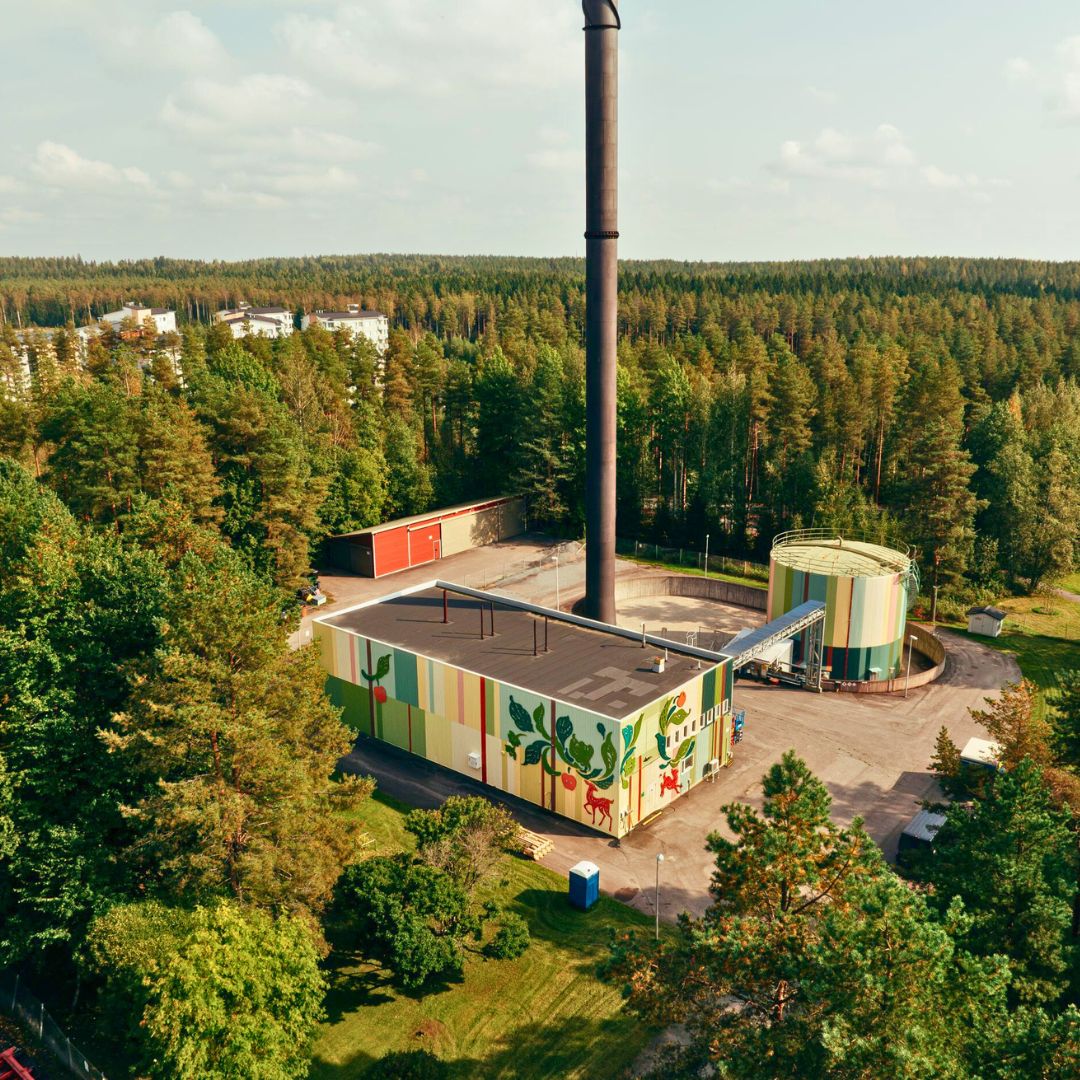 Suokadun lämpökeskuksen taideteos yhdistää maalausta, metallia ja valoa.