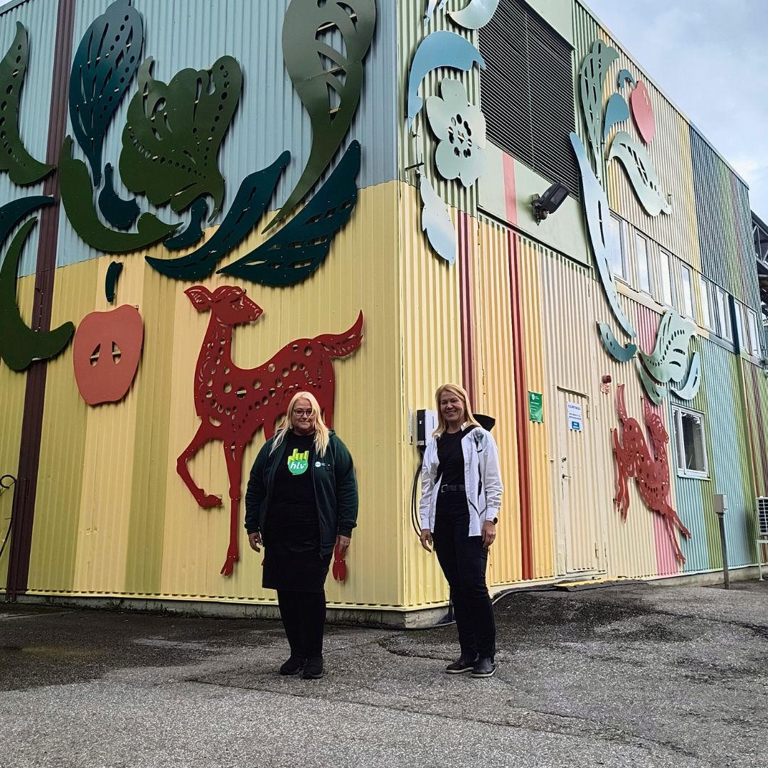 Lämpövoiman toimitusjohtaja Sanna Kytömäki ja Hyvinkään kaupunginjohtaja Johanna Luukkonen Suokadun lämpökeskuksen taideteoksen avajaisissa