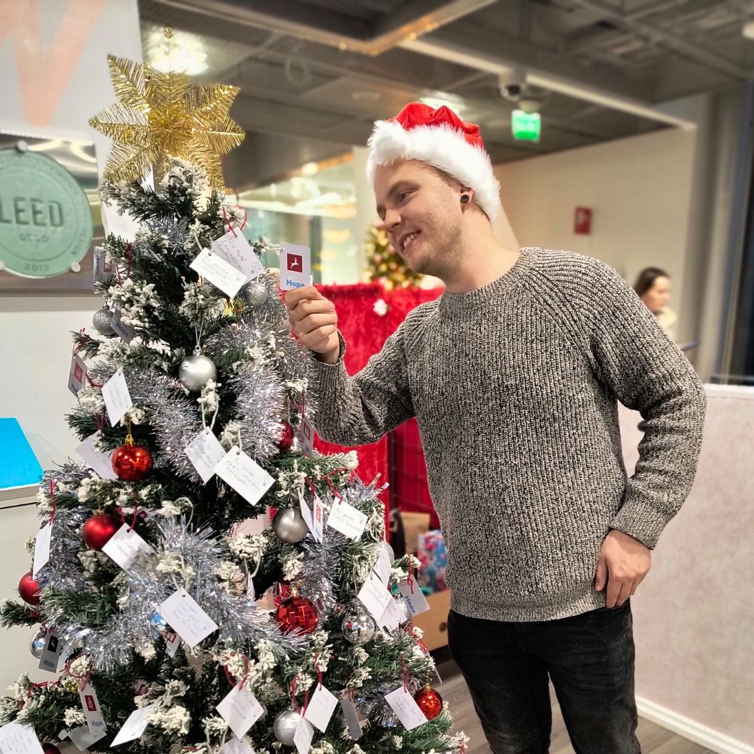 Lämpövoiman joulumuistaminen annettiin Hope Hyvinkäälle vähävaraisten lapsiperheiden tukemiseksi