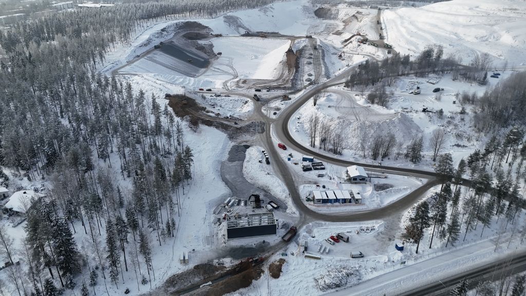 Dronella otettu kuva Hyvinkään Kulomäen lämpövaraston rakennustöistä