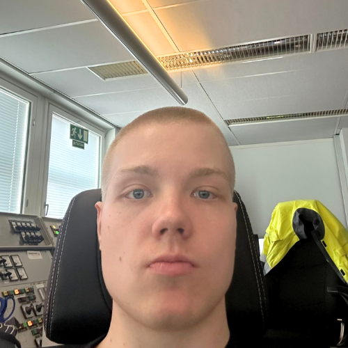 Juho Helminen on kesätöissä Hyvinkään Lämpövoiman valvomossa