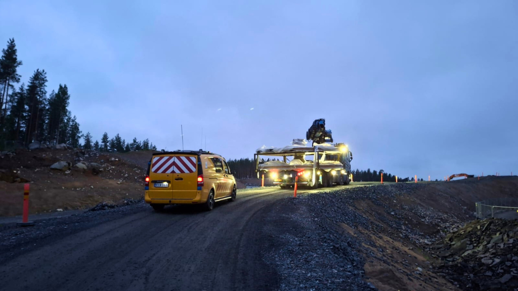 Öinen kuljetus Hyvinkään Kulomäen lämpövaraston rakennustyömaalle heinäkuussa 2026